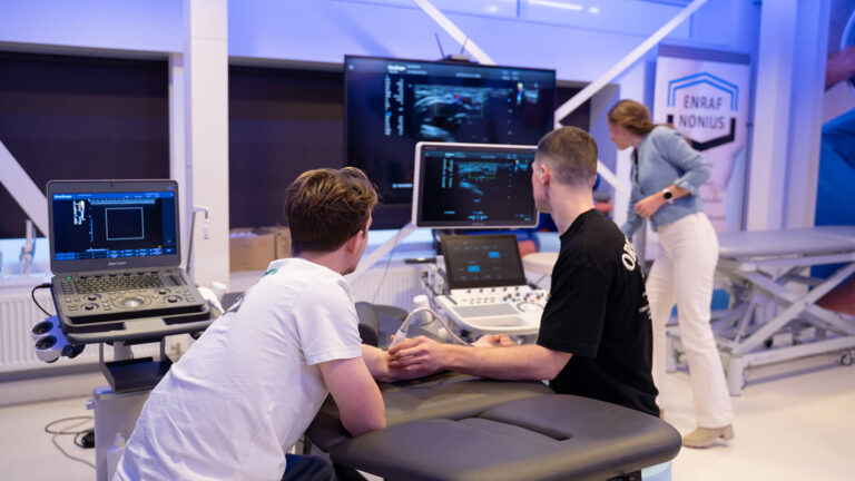 Studenten tijdens de Extended Scope Masterclass bij SOMT