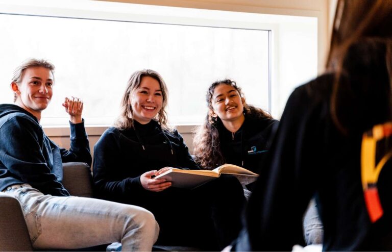 Bachelor studenten van SOMT in studieruimte
